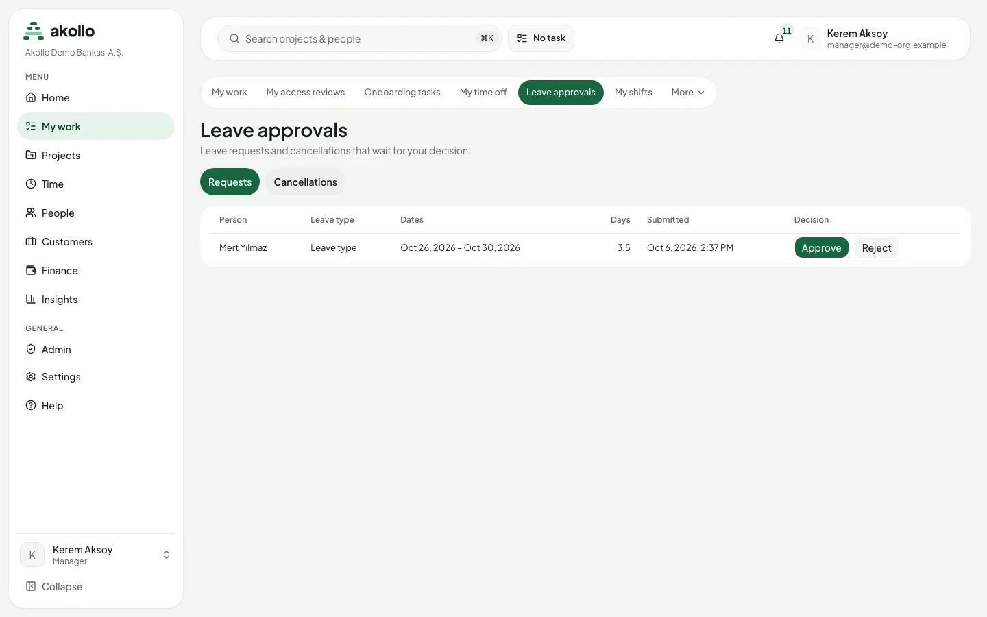 Leave approvals mit geöffnetem Reiter Requests und einem Antrag mit den Schaltflächen Approve und Reject